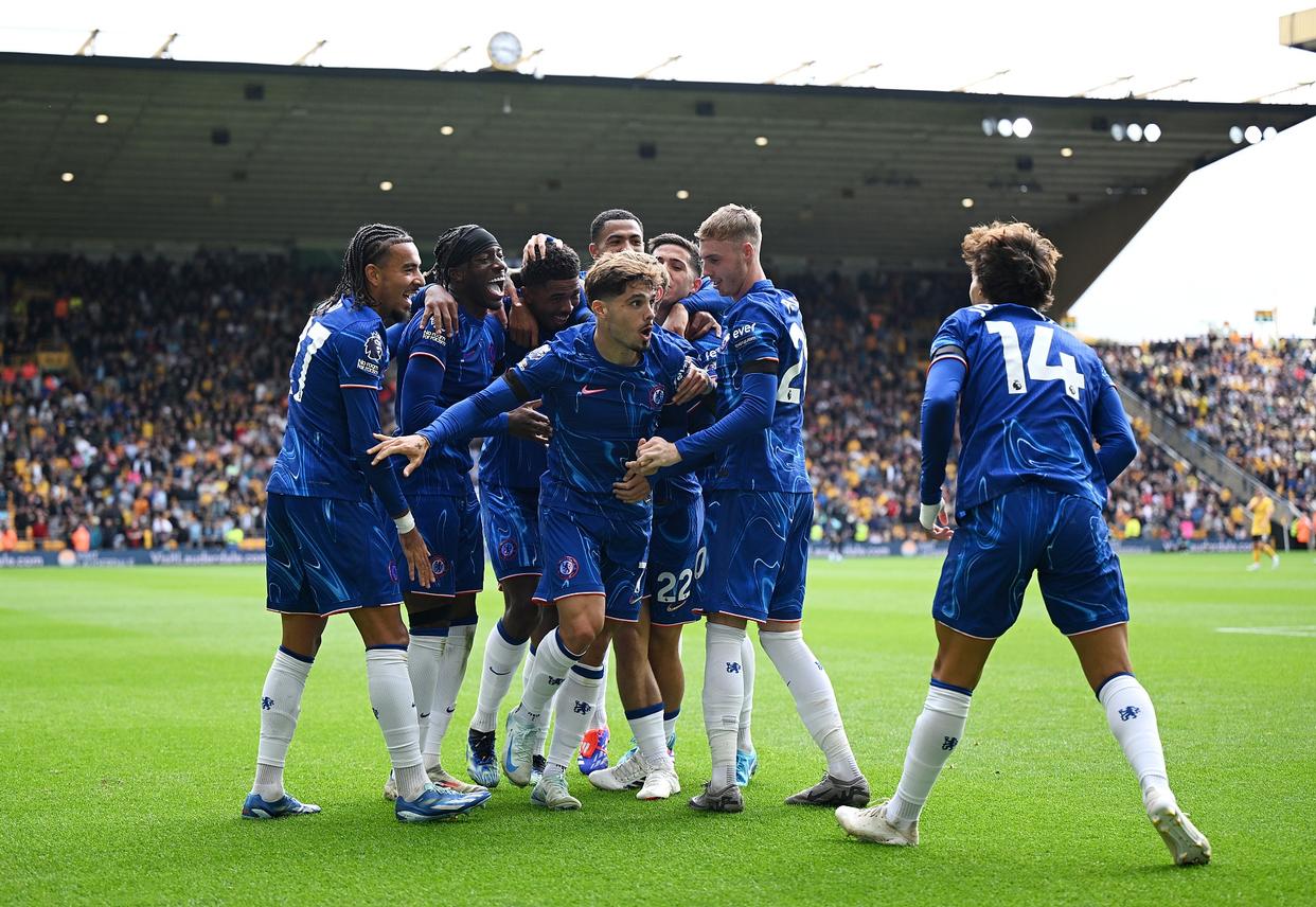 球员奋力拼搏,英超比赛硝烟四起 球员奋力拼搏,英超比赛硝烟四起