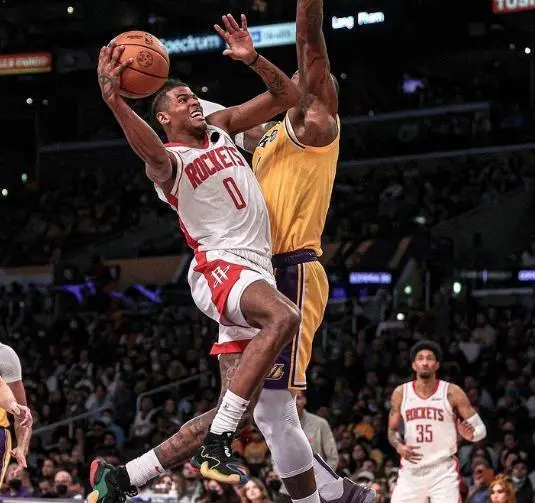 熊猫直播-黄蜂负小牛遭遇四连败，瓦兰丘纳斯表现不俗但难救主