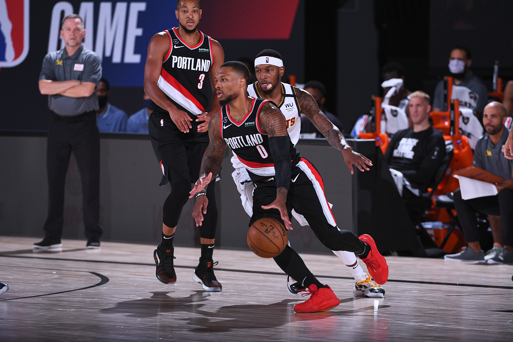 熊猫体育app-开拓者击败掘金，利拉德贡献30分